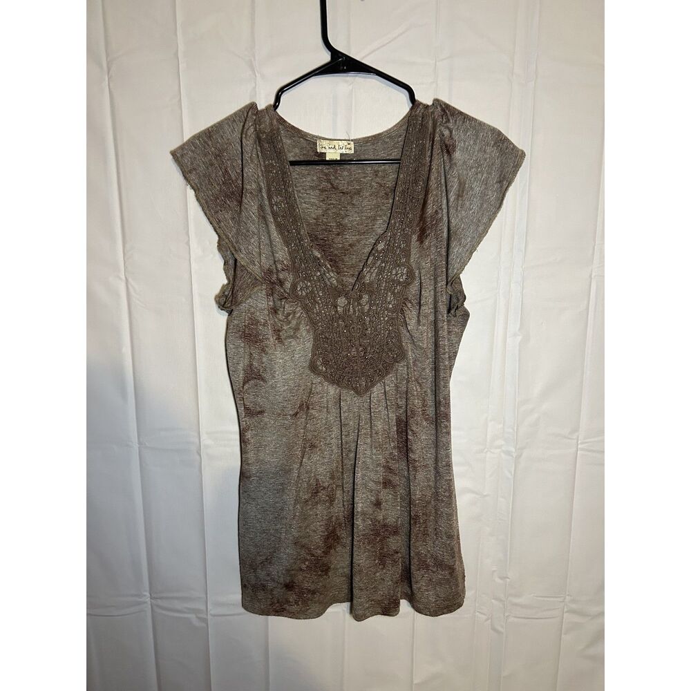 Live and Let Live Women's Medium Brown Tie Dye Top Crochet Lace VNeck Rhinestone